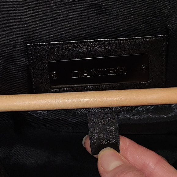 Black insulated Danier leather jacket - Picture 5 of 5